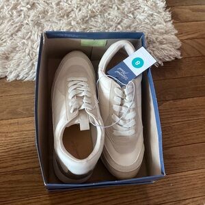 Universal Threads Sneaker